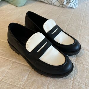 Sincerely Jules black and white ultra comfy loafers. New without tags!